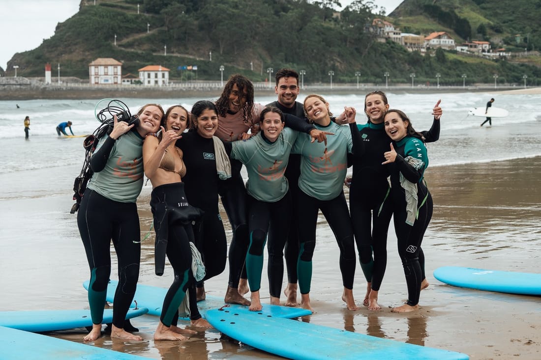 Grupo de alumnos de La Surferita en la playa de Santa Marina, Ribadesella